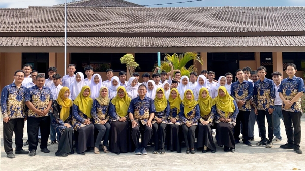 Kepala Sekolah Guru dan Siswa Kelas XII SMA Trisula Kendal