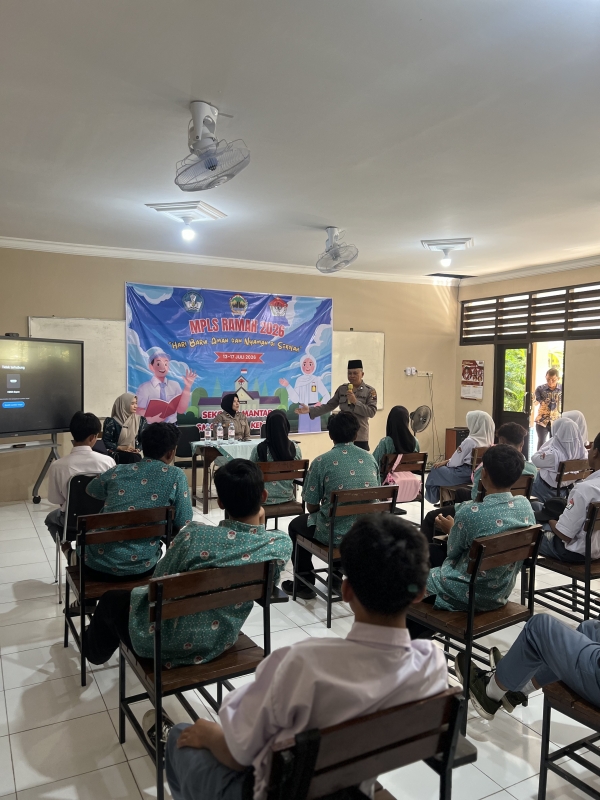 Polsek Kecamatan Kendal memberi materi MPLS di SMA Trisula Kendal