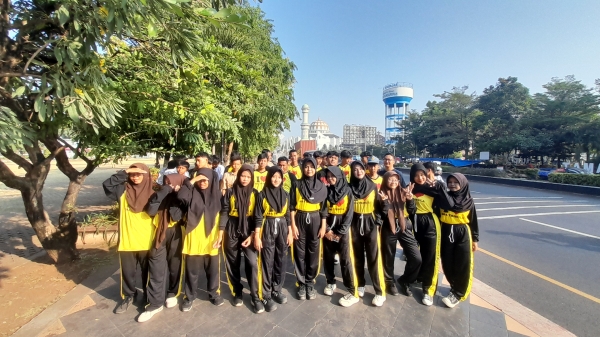 Jalan Sehat Peserta MPLS di SMA Trisula Kendal 2026